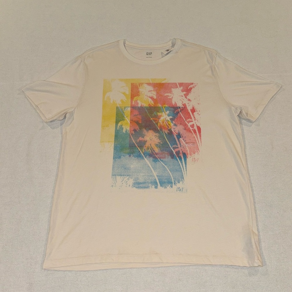 Gap men’s cream with multicolored beach themed short sleeve tee shirt size L